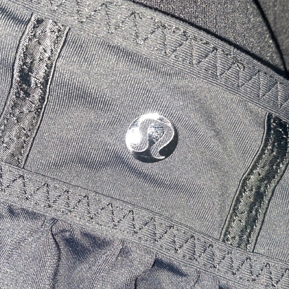 Black lulu lemon active criss cross straps - Picture 4 of 4